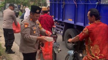 Kepala Kepolisian Sektor modo giat pembagian takjil terhadap masyarakat Begini Tegasnya!!!