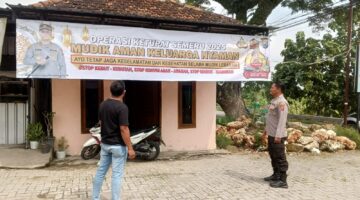 PETUGAS JAGA POLSEK BLULUK MELAKSANAKAN SOSIALISASI DAN PEMASANGAN BENNER OPS KETUPAT TAHUN 2025 DIWIL POLSEK BLULUK
