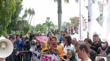 Polda Sumut Didatangi Ratusan Relawan Desak Penghina Bobby serta Keluarga Ditangkap